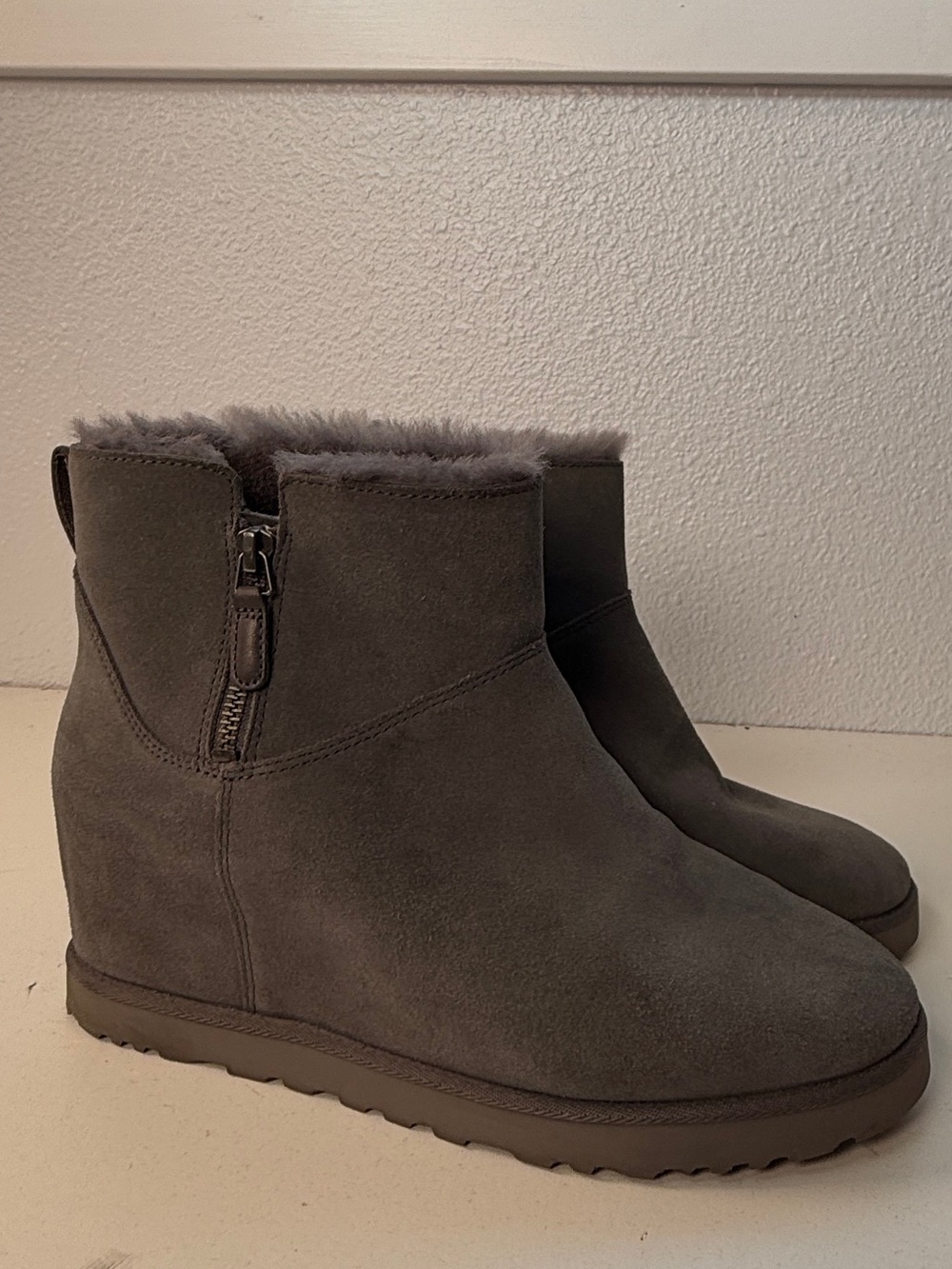 UGG Classic Femme Zip Mini Gray Suede Hidden Wedge Shearling Boots Women’s 10